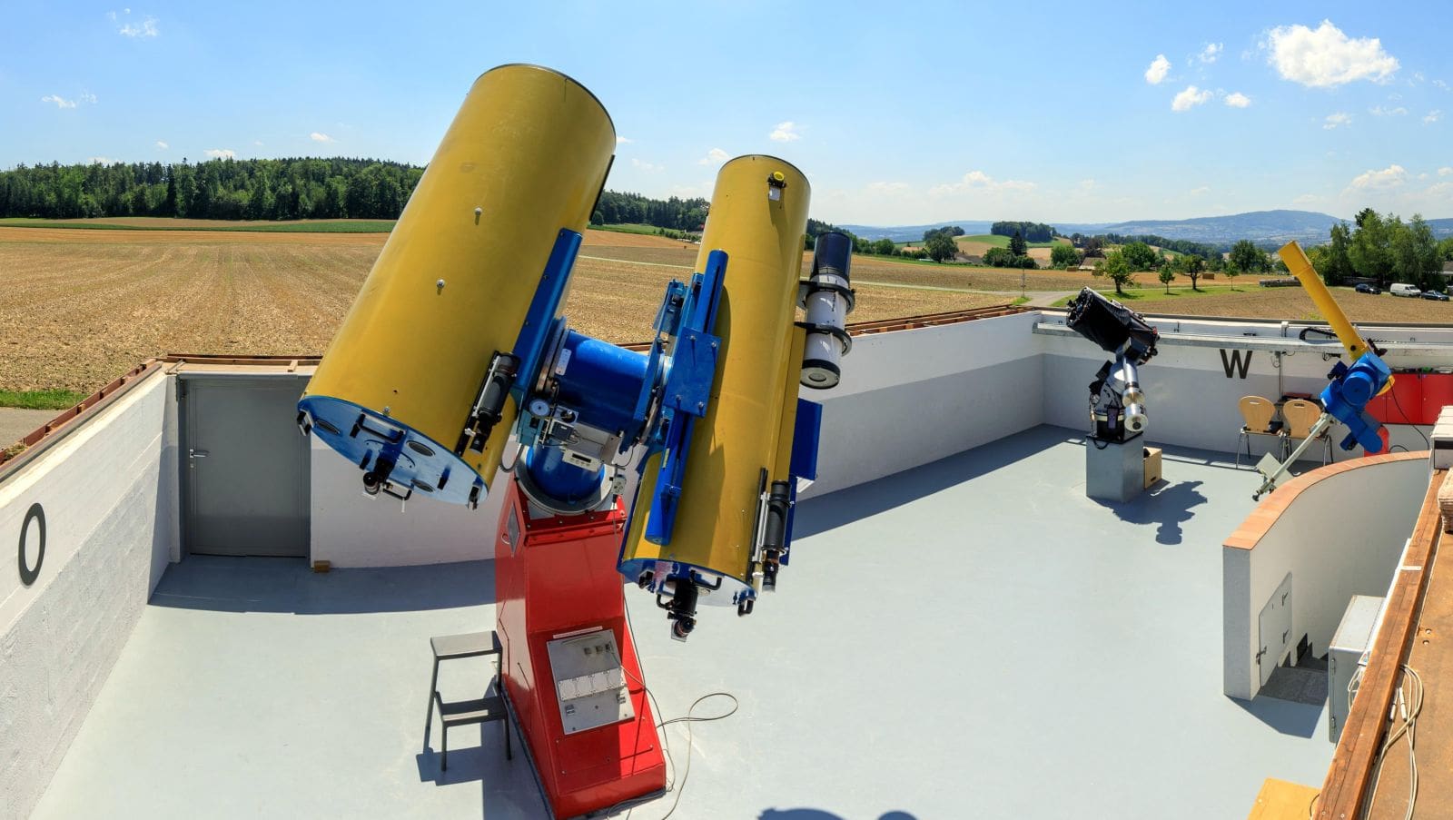 Mehrere grosse Teleskope auf Observatoriums-Dachterrasse