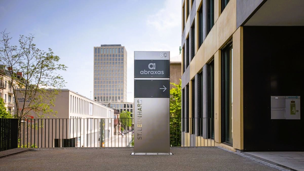 Moderner Gebäudeeingang mit Abraxas-Schild in Stadt