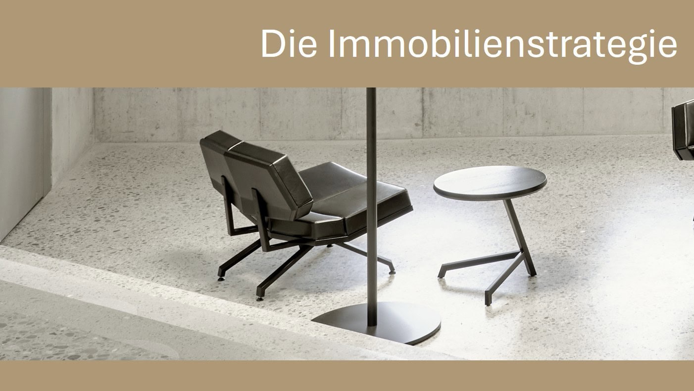 Moderner Loungesessel mit Beistelltisch im minimalistischen Raum