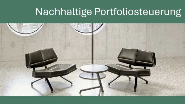 Moderne Lounge mit zwei Sesseln und Rundtisch