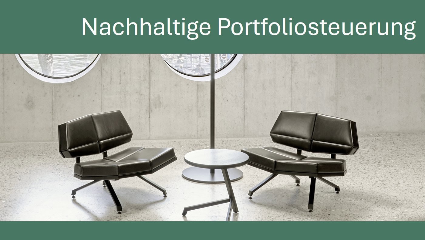 Moderne Lounge mit zwei Sesseln und Rundtisch