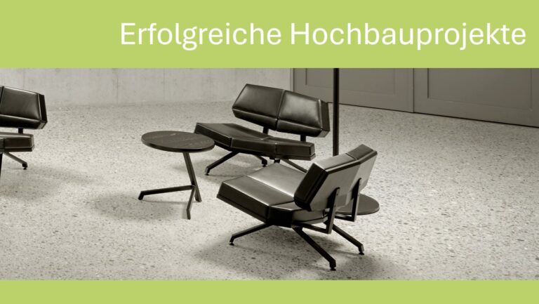 Moderne Lobby mit schwarzen Ledersesseln und Tischen