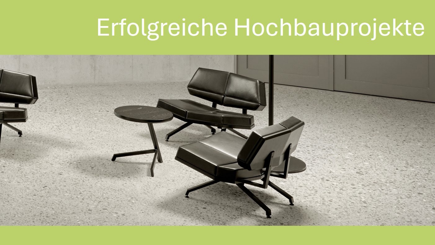 Moderne Lobby mit schwarzen Ledersesseln und Tischen